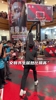 这戴眼镜小伙子弹跳可真不差！不过维金斯：哥们是NBA状元