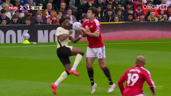 曼联2-1反超！马奎尔抢断射门造乌龙！VAR介入判罚进球有效【独家看英超就在咪咕】